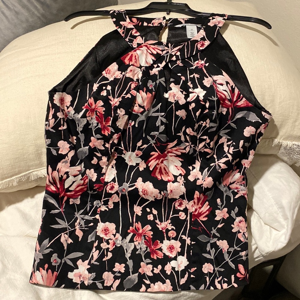 LIKE-NEW WHITE HOUSE-BLACK MARKET TOP!!